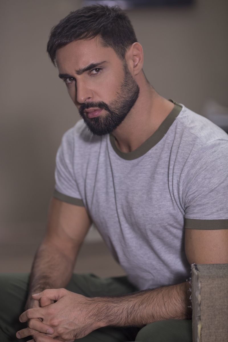 Для нового клипа Виталия Козловского пришлось разрезать всю мебель и технику в квартире